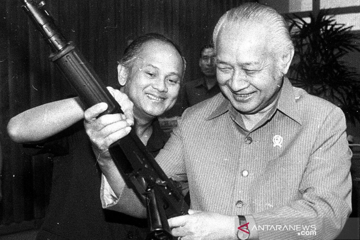 bj-habibie-soeharto-23102025.jpg