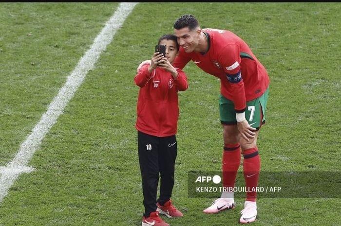 cristiano-ronaldo-selfie-dengan-bocah-di-euro-2024-portugal-vs-turki-2362024.jpg