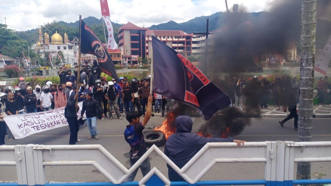 BREAKING NEWS: Mahasiswa Gelar Aksi di Gedung DPRD Tana Toraja -  Tribuntoraja.com