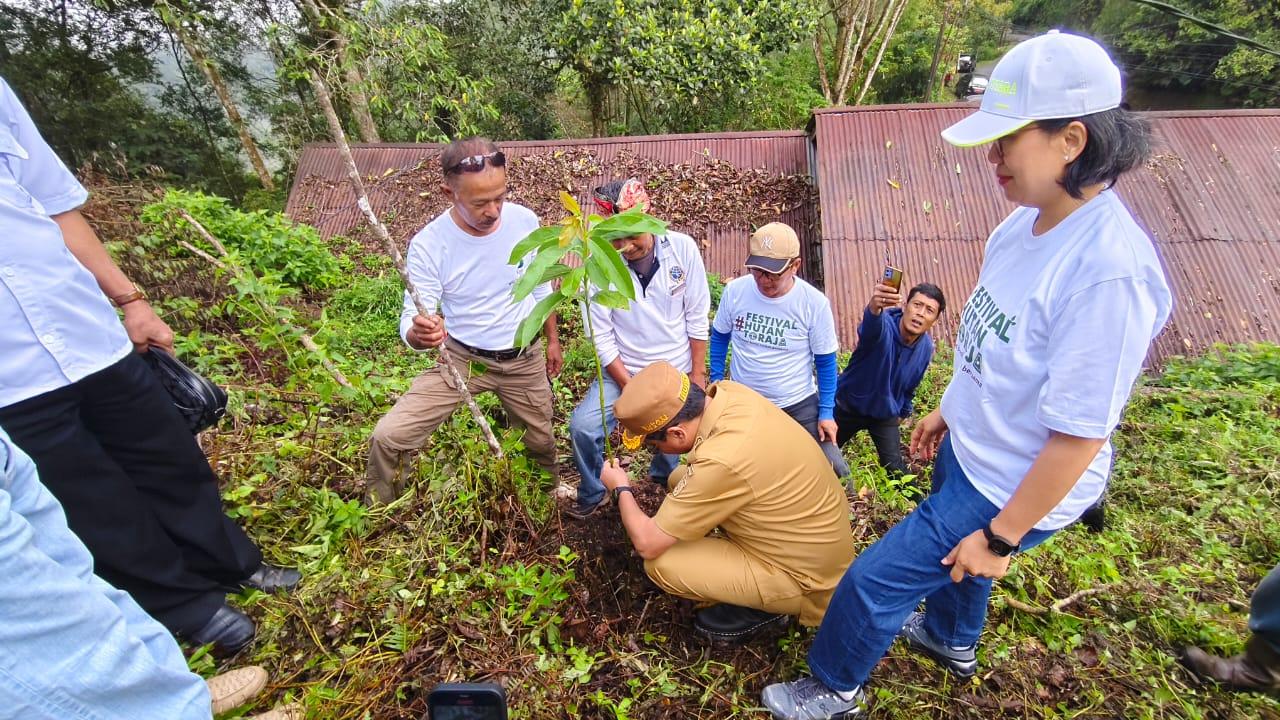 hut-ke-78-gereja-toraja-bupati-toraja-utara-frederik-victor-palimbong-tanam-pohon-2242025.jpg