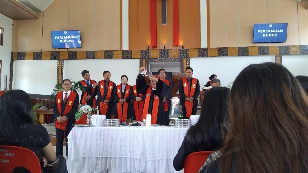 Ratusan Jemaat Ikut Ibadah Jumat Agung di Gereja Toraja Jemaat Biring Romang Makassar