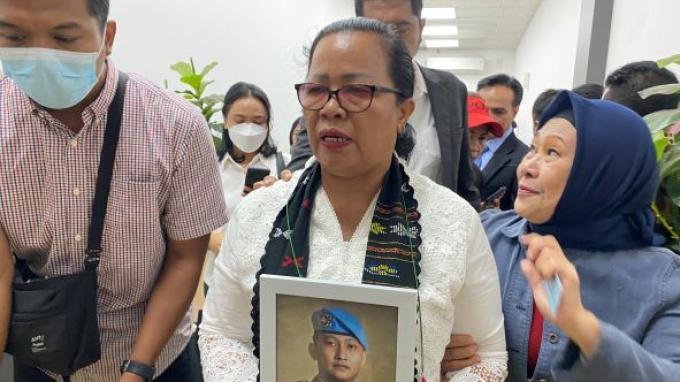 ibu-brigadir-j-rosti-simanjutak-hadiri-sidang-vonis-ferdy-sambo-1322203.jpg