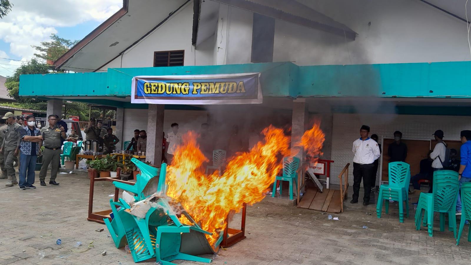 Demo KNPI Toraja Utara, Massa Bakar Kursi dan Meja di Halaman Gedung Pemuda