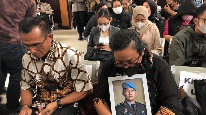 orang-tua-brigadir-j-hadir-di-persidangan-kuat-maruf-1422023.jpg