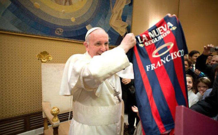 pemimpin-katolik-paus-fransiskus-fans-san-lorenzo-argentina-1272024.jpg
