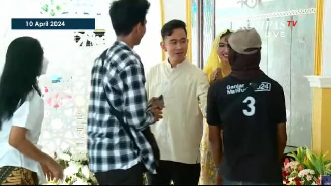 pendukung-ganjar-mahfud-hadiri-open-house-gibran-rakabuming-1042024.jpg
