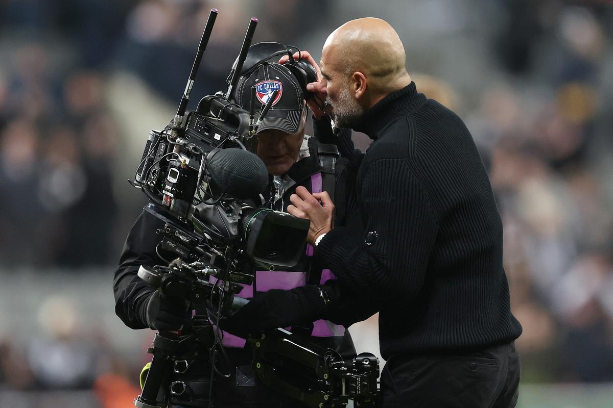 pep-guardiola-ngamuk-ke-kameramen-manchester-city-vs-newcastle-united-23112025.jpg
