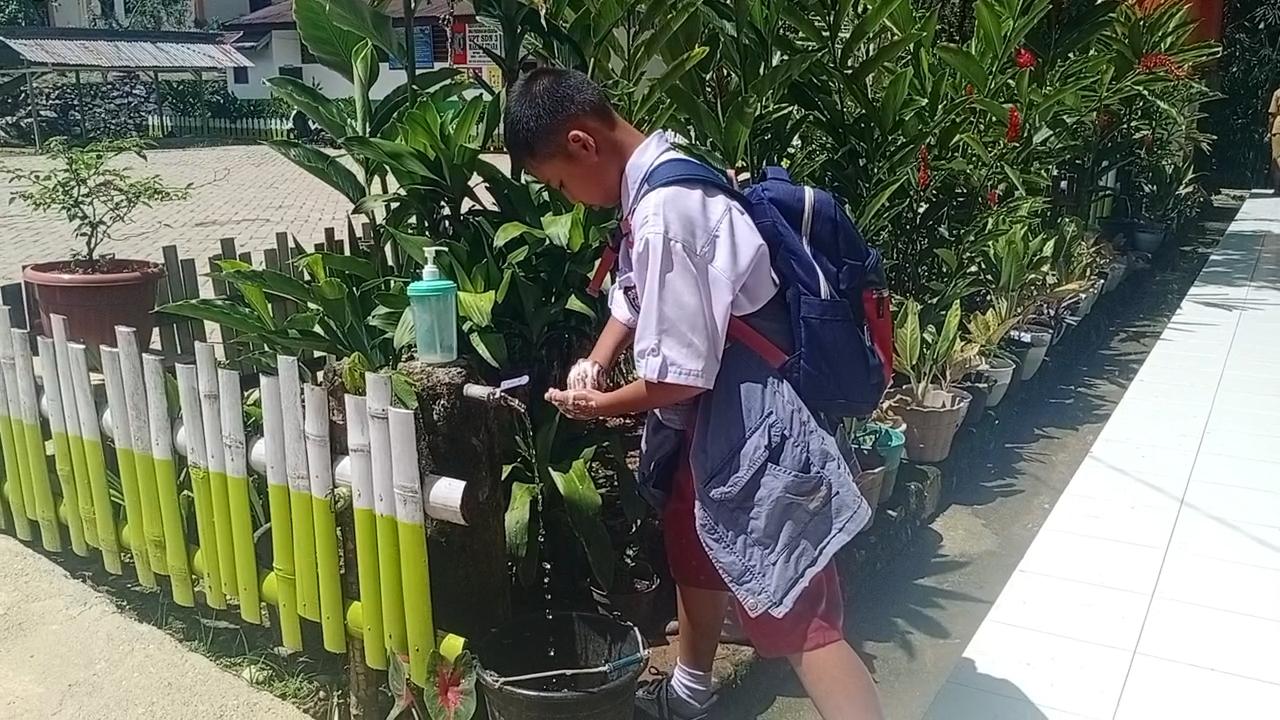 siswa-sd-cuci-tangan-air-pdam-bungin-makale-utara-tana-toraja-28102025.jpg