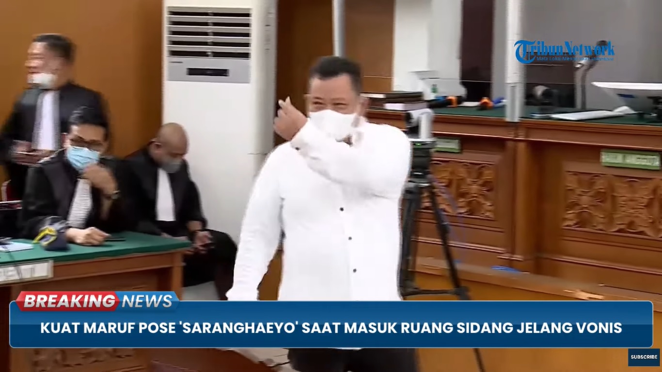 supir-ferdy-sambo-kuat-maruf-acungkan-saranghaeyo-saat-sidang-vonis.jpg