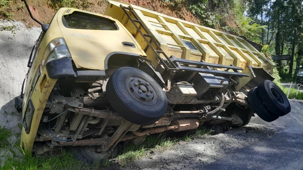 Nyaris Masuk Jurang, Truk Pasir yang Terguling di Rantetayo Tana Toraja Diduga Overload