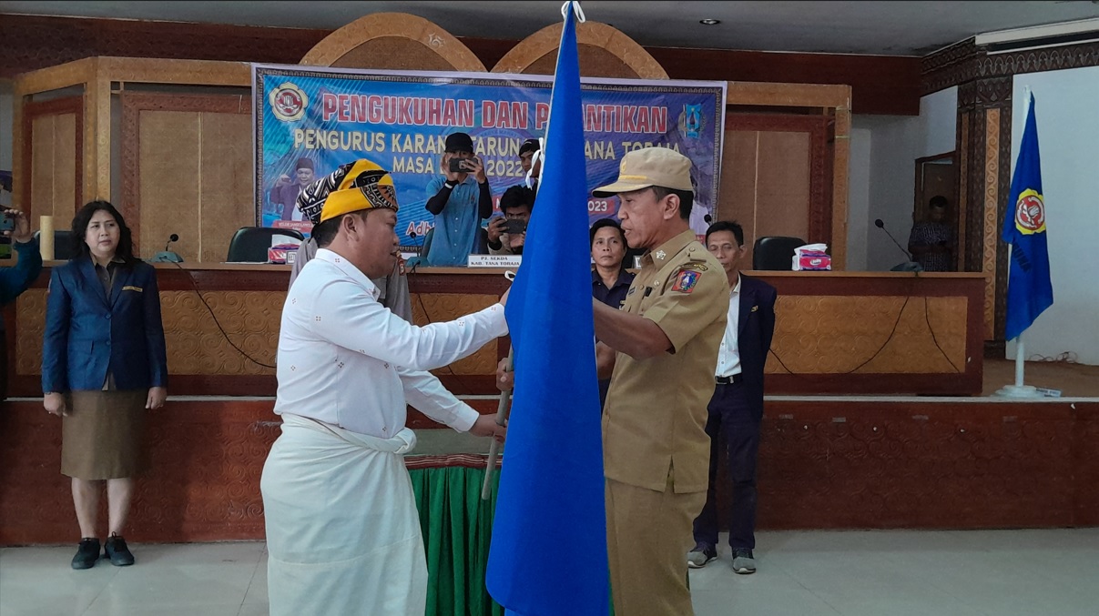 Welem Sambolangi Pakai Pakaian Adat Saat Dilantik Sebagai Ketua Karang Taruna Tana Toraja