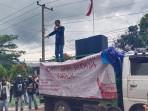 demo-mahasiswa-PN-makale-tana-toraja-tolak-eksekusi-tongkonan-kapun-6102025.jpg