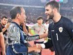 joko-widodo-jokowi-salaman-maarten-paes-timnas-indonesia-1192024.jpg