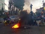 macet-demo-mahasiswa-tongkonan-kapun-kurra-pn-makale-tana-toraja-1102025.jpg
