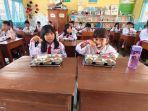 makan-bergizi-gratis-sdn-3-rantepao-2842025.jpg
