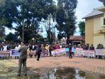 massa-demo-di-gedung-dprd-toraja-utara-562023.jpg<pf>oknum-asn-demo-toraja-utara-3-562023.jpg<pf>oknum-asn-demo-toraja-utara-562023.jpg<pf>demo-tolak-lkpj-dprd-toraja-utara-1-562023.jpg<pf>demo-tolak-lkpj-dprd-toraja-utara-2-562023.jpg<pf>demo-tolak-lkpj-dprd-toraja-utara-3-562023.jpg<pf>demo-tolak-lkpj-dprd-toraja-utara-4-562023.jpg<pf>demo-tolak-lkpj-dprd-toraja-utara-5-562023.jpg