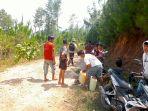 petugas-warga-padamkan-api-di-rantebua-29102023.jpg
