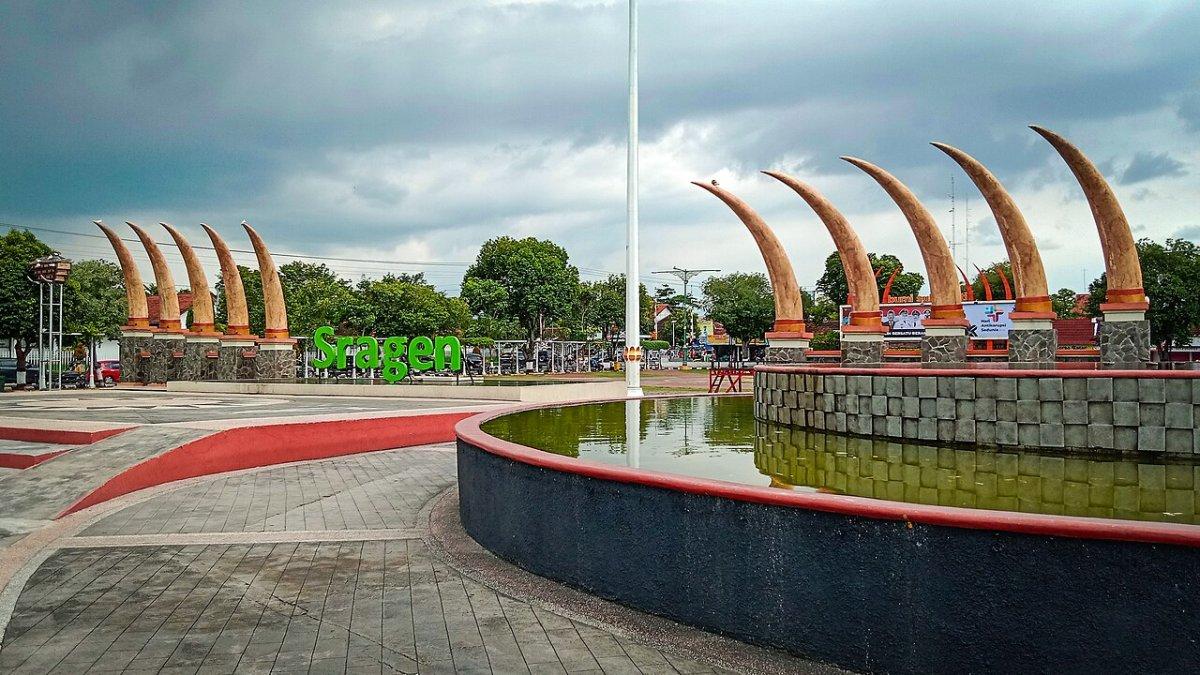 ALUN-ALUN SRAGEN - Suasana di Alun-alun Sragen, Jawa Tengah.