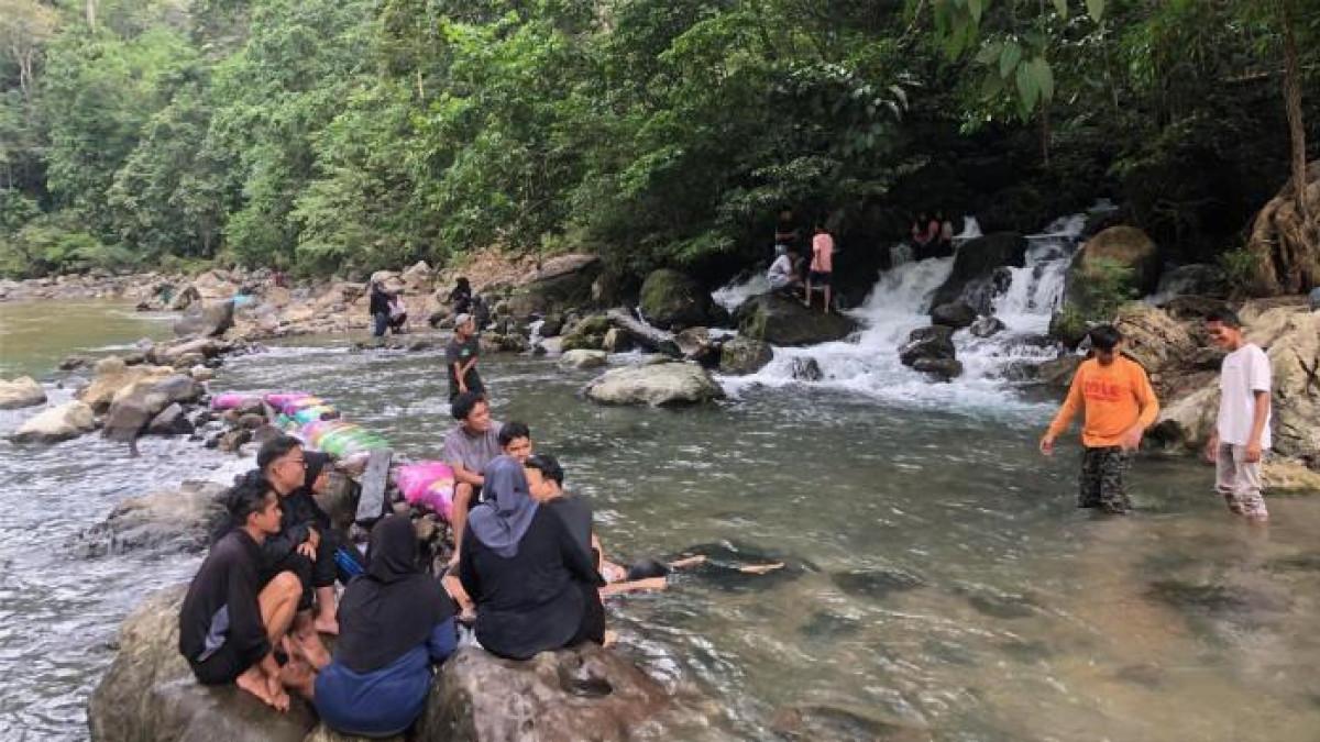 WISATA AIA JONIAH- Kawasan wisata Aia Joniah yang terletak di Jorong Seroja, Nagari Lubuk Jantan, Kecamatan Lintau Buo Utara, Kabupaten Tanah Datar, Sumatera Barat, Sabtu (9/8/2025). Pengelola Aia Joniah, Fajrian Ardella, mengatakan tarif masuk ke wisata Aia Joniah tidak dipungut biaya dan parkir pun gratis.