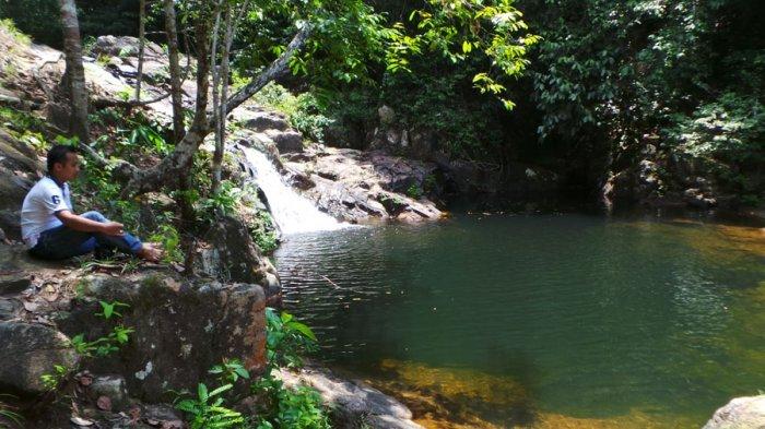 Warga yang berada di lokasi Air Terjun Neraja Desa Ulu Maras Kecamatan Jemaja Timur, Kabupaten Kepulauan Anambas. Keluhan masyarakat akan air bersih masih dirasakan oleh masyarakat di Pulau Jemaja.