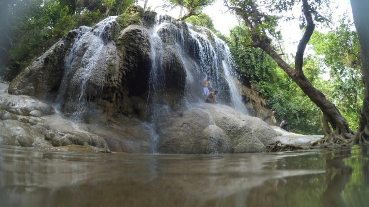 Air Terjun Pantai Pelang, satu tempat wisata terbaik di Trenggalek, Jawa Timur.