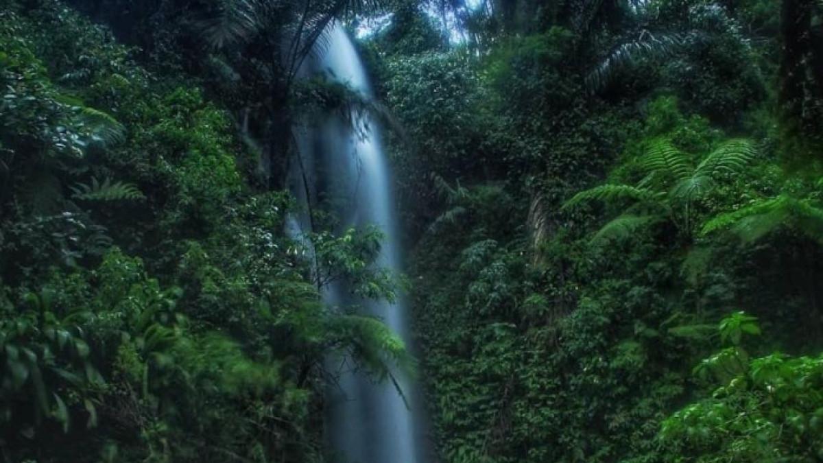 Air Terjun Parang Ijo, tempat wisata alam di Karanganyar, Jawa Tengah.