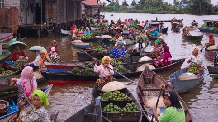 Aktivitas jual beli di Pasar Apung yang berada di aliran Sungai Martapura Banjarmasin.