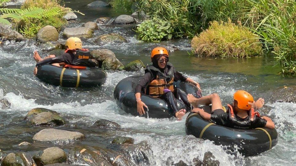 Aktivitas river tubing di New Rivermoon, Klaten, Jawa Tengah.
