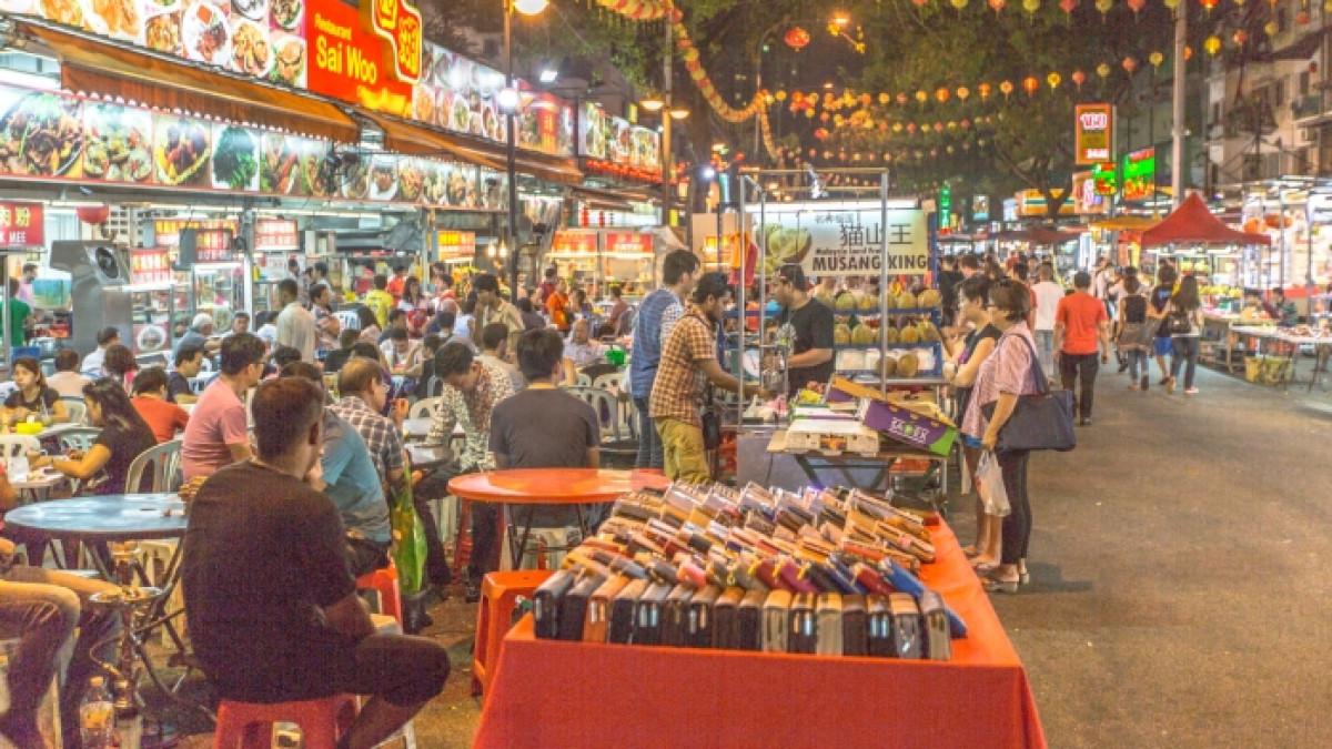 Alor Night Food Street, tempat kulineran dan berburu oleh-oleh di Kuala Lumpur, Malaysia.