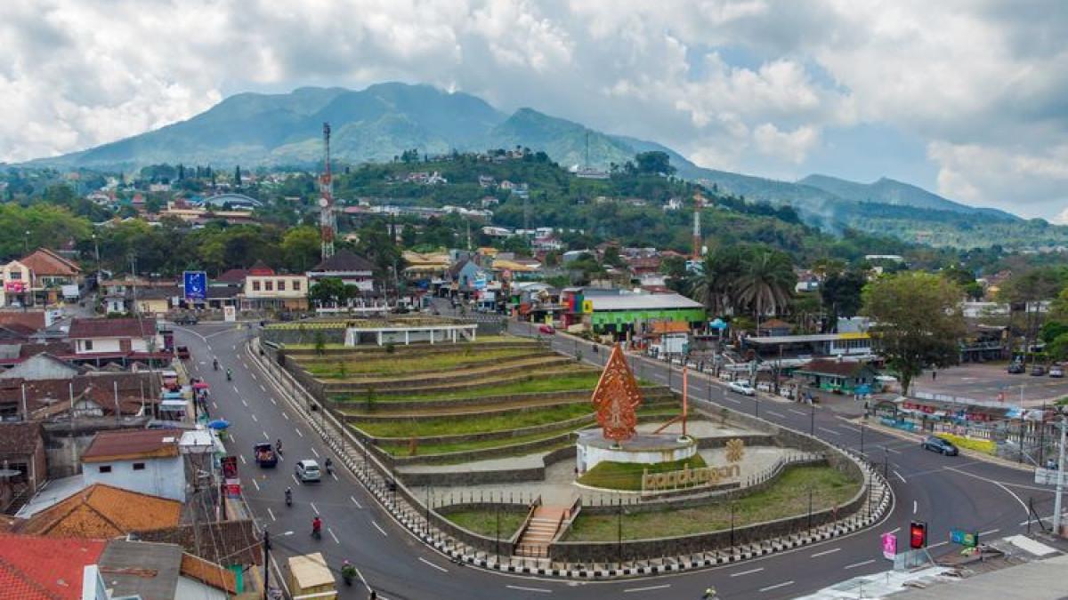 Indahnya suasana Alun-alun Bandungan di Kabupaten Semarang, Jawa Tengah.