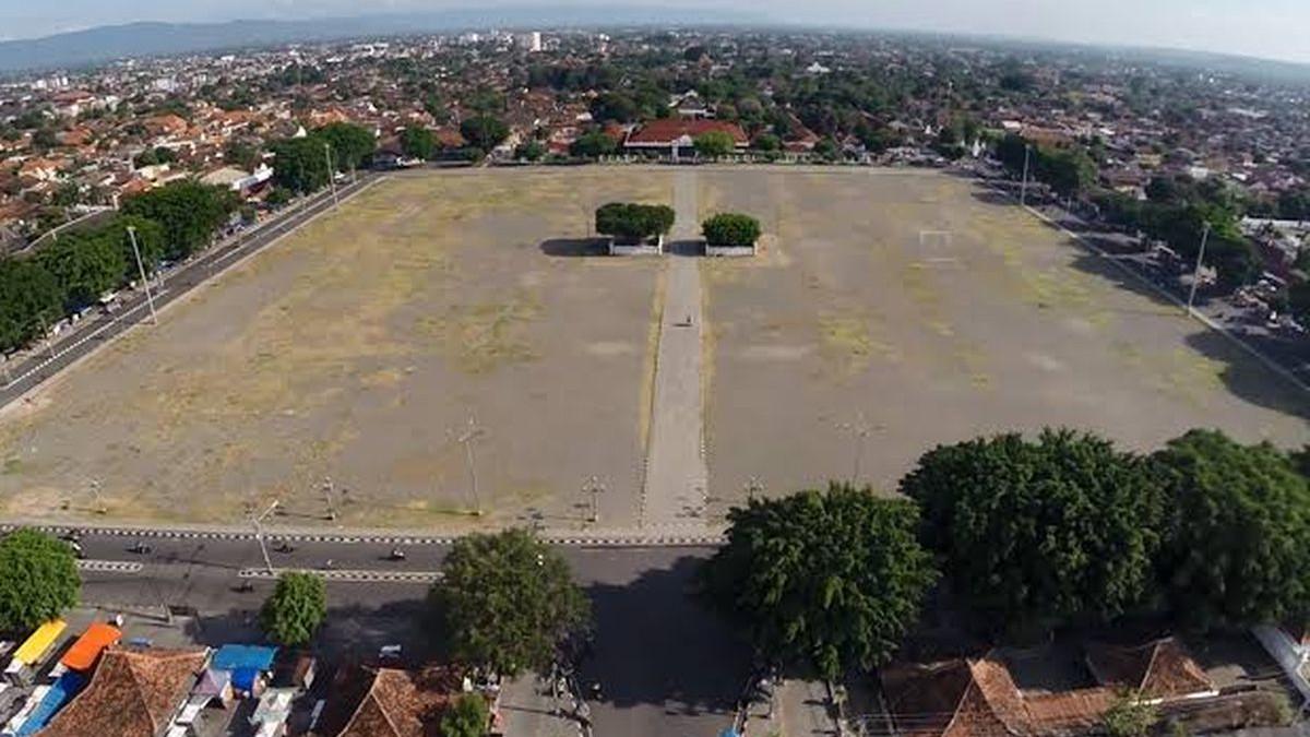 Alun-alun utara atau alun-alun lor yang ada di sebelah utara atau sisi depan dari Keraton Yogyakarta.