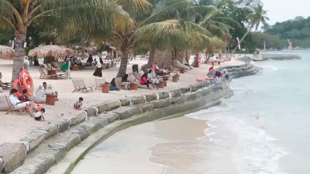 Anak-anak bebas berenang dan bermain pasir di pantai aman dengan ombak tenang di Kyoko Beach.