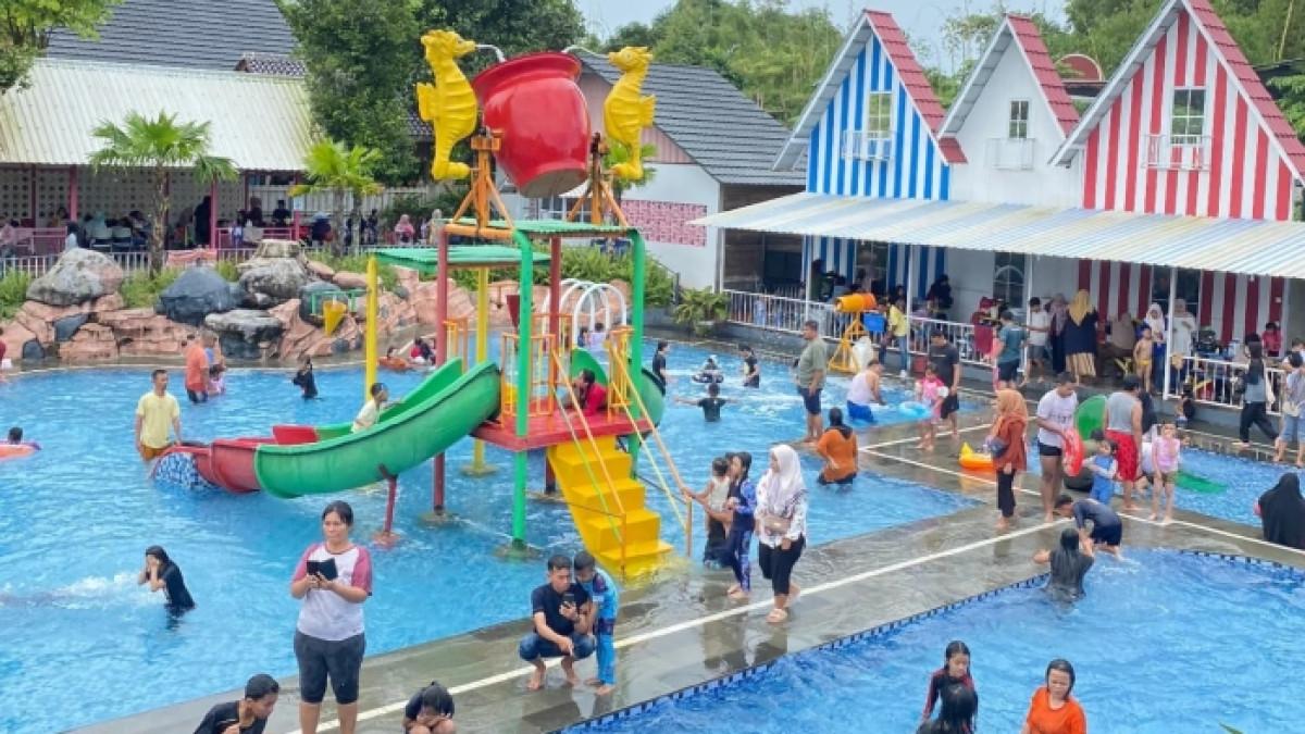 Anak-anak bermain di kolam renang busa di Wisata Alam OASIS Sukabumi, Jawa Barat.