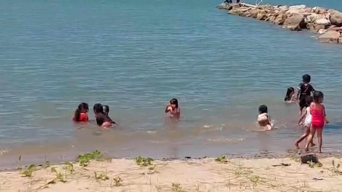 Anak-anak yang bermain air di Pantai Borneo Jorong