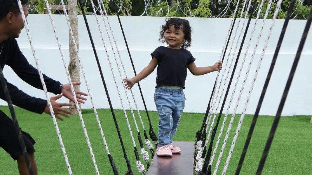 Anak yang mencoba pemainan di Playground The Nice Funtastic Park Cianjur Jawa Barat