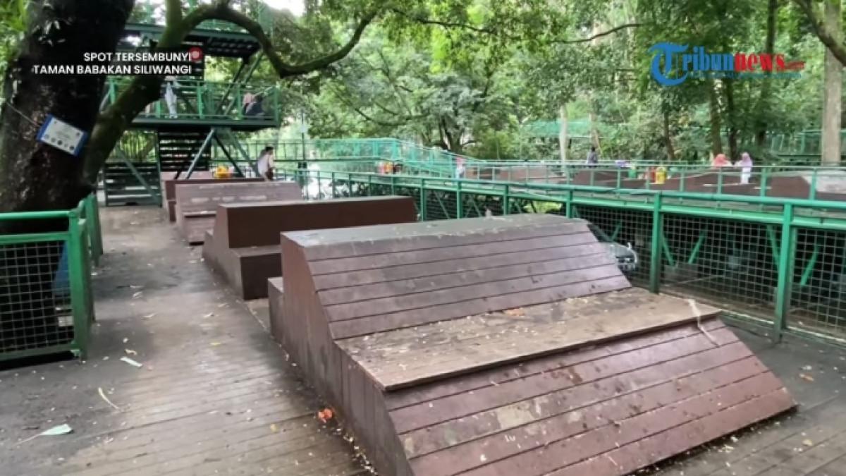Area bersantai di Hutan Kota Babakan Siliwangi Kota Bandung, Jawa Barat.