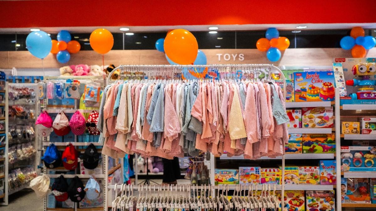 Area mainan dan pakaian anak penuh warna menjadi daya tarik utama bagi keluarga yang datang ke Indokids Festival 2025.