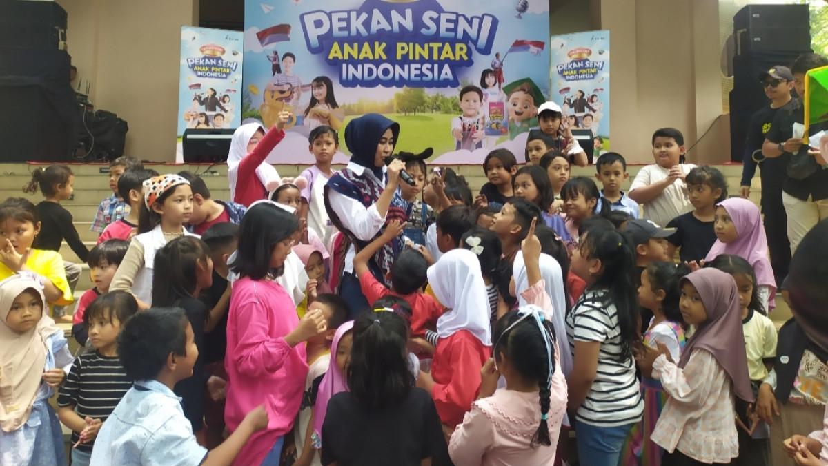 Astrid Widayani, Wakil Walikota Solo, berinteraksi dengan anak-anak saat acara Pekan Seni Anak Pintar Indonesia di Solo.