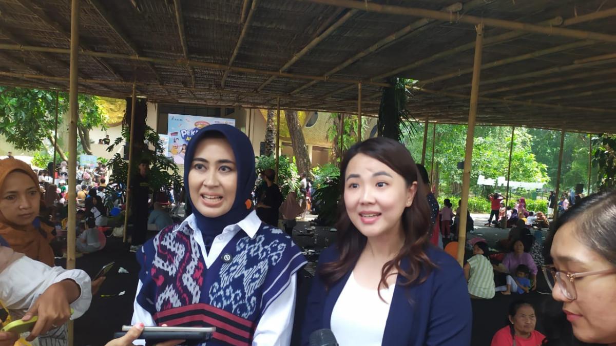 Astrid Widayani bersama perwakilan Kalbe memberikan keterangan kepada media di sela acara Pekan Seni Anak Pintar Indonesia di Solo.