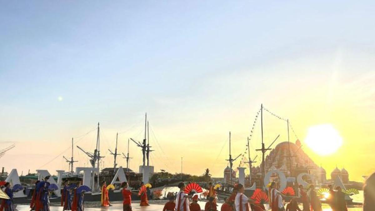 TRIBUN TRAVEL - Pertunjukan Attayang Sunset di Anjungan Losari, Jl Penghibur, Sabtu (13/9/2025). Dinas Pariwisata menghadirkan atraksi ini untuk menarik minat pengunjung.