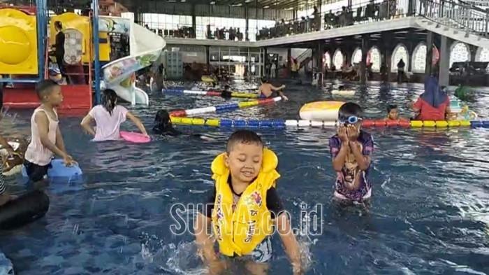Sejumlah pengunjung saat menikmati destinasi wisata air, Ayra Splash Park indoor yang berlokasi Desa Langenharjo, Kecamatan Plemahan, Kabupaten Kediri, Jatim, Minggu (10/8/2025).