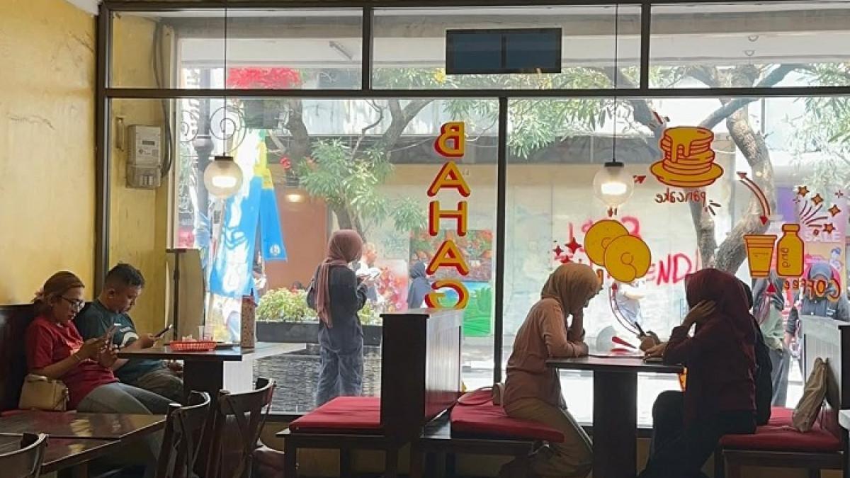 Bahagia Kopi - tempat kopi memiliki konsepan unik yang menawarkan pengunjung ngopi sambil dekor cake