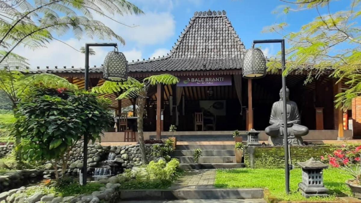 Bale Branti Kemuning Resto, tempat makan estetik di Ngargoyoso, Karanganyar, Jawa Tengah.