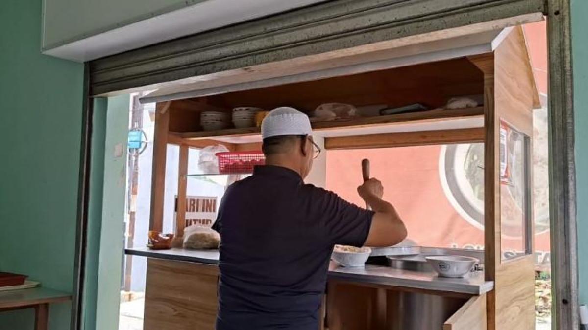 Bang Iman yang sedang membuatkan bakso pesanan. Bakso Betawi Bang Iman yang berlokasi di Kampung Rawa Bogo, Jatimekar, Jatiasih, Bekasi, Jawa Barat, Sabtu (4/10/2025).