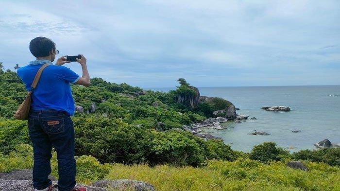 WISATA NATUNA - Pengunjung tengah menikmati wisata Kabupaten Natuna, Provinsi Kepri Batu Sindu di Tanjung Senubing, Ranai, Kecamatan Bunguran Timur, Kabupaten Natuna, Provinsi Kepri, Rabu (4/9/2024). Batu Sindu bisa menjadi tempat pilihan untuk menikmati momen liburan akhir pekan bersama keluarga.
