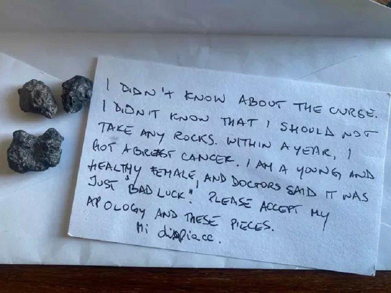 Batu yang diambil turis dari Pompeii dan surat permintaan maaf. Curi artefak di Pompeii bukan cuma berurusan dengan polisi, tapi juga kutukan yang dipercaya nyata.