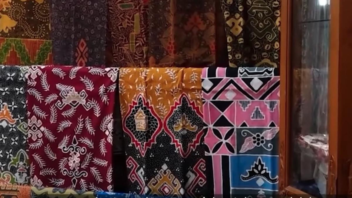 Belanja oleh-oleh di Kampung Batik Laweyan, Solo, Jawa Tengah