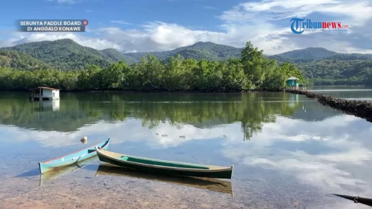 Bermain paddle board di Pantai Anggalo Kecamatan Soropia, Kabupaten Konawe, Sulawesi Tenggara.