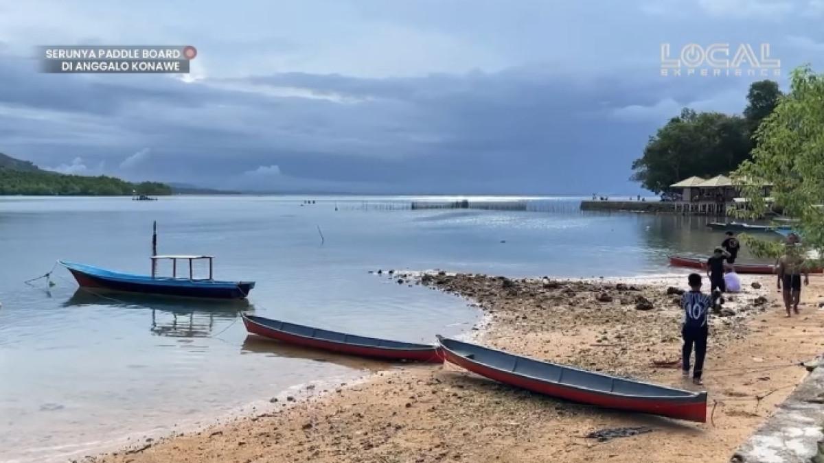 Bermain paddle board di Pantai Anggalo Kecamatan Soropia, Kabupaten Konawe, Sulawesi Tenggara.