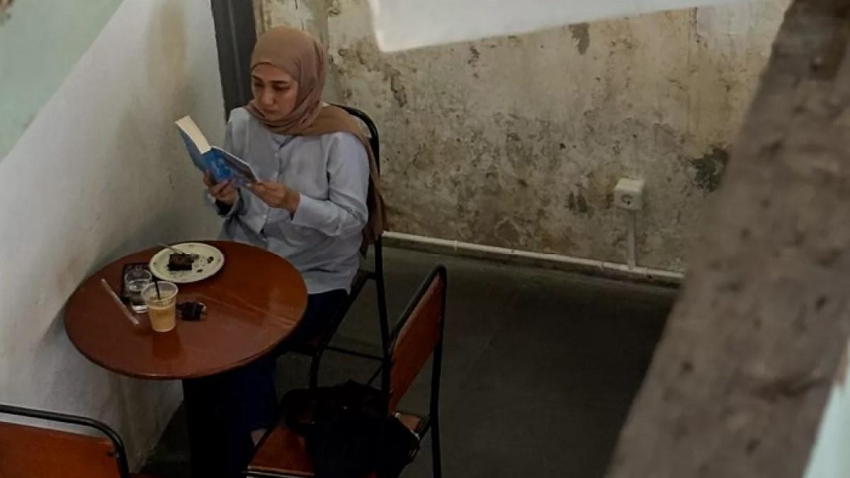 kafe yang memiliki konsep tempat klasik dan vintage.